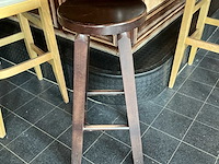 Hoge staantafels 2 hoge staantafels, 7 barkrukken en 10 stoelen. - afbeelding 5 van  6