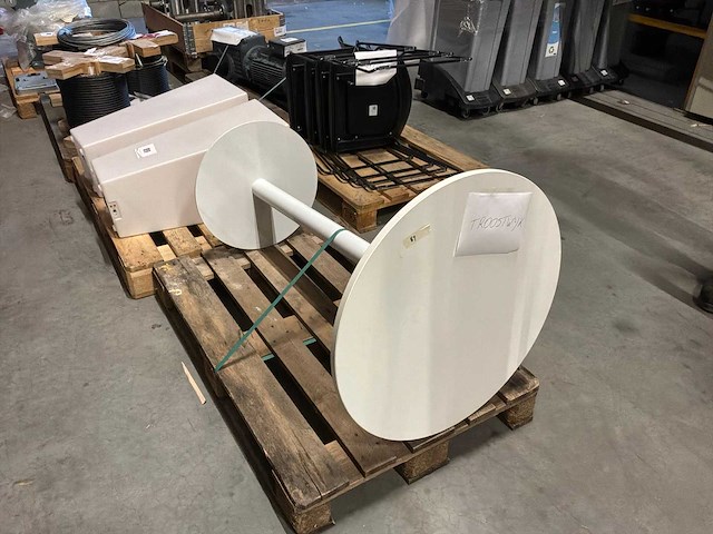 Hoge tafel met 2 verlichte bloempotten - afbeelding 1 van  6