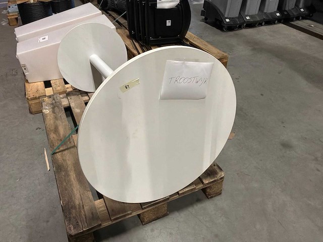 Hoge tafel met 2 verlichte bloempotten - afbeelding 2 van  6
