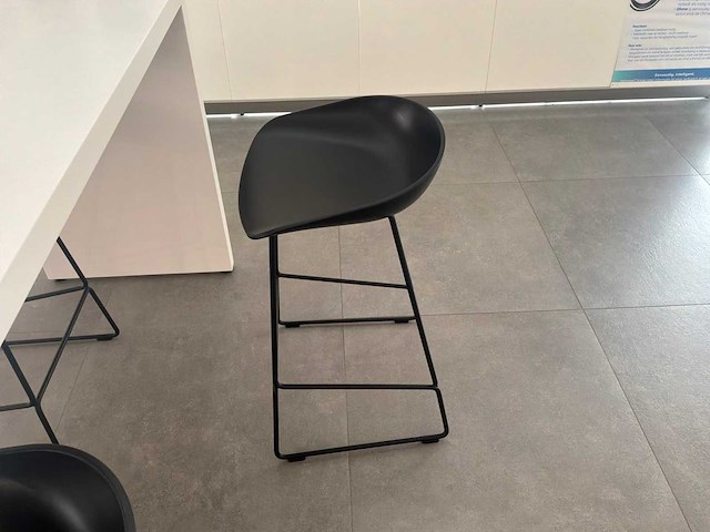 Hoge tafel met 4x designbarkruk hay - afbeelding 3 van  3