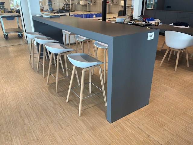 Hoge tafel met designbarkrukken hay - afbeelding 1 van  3