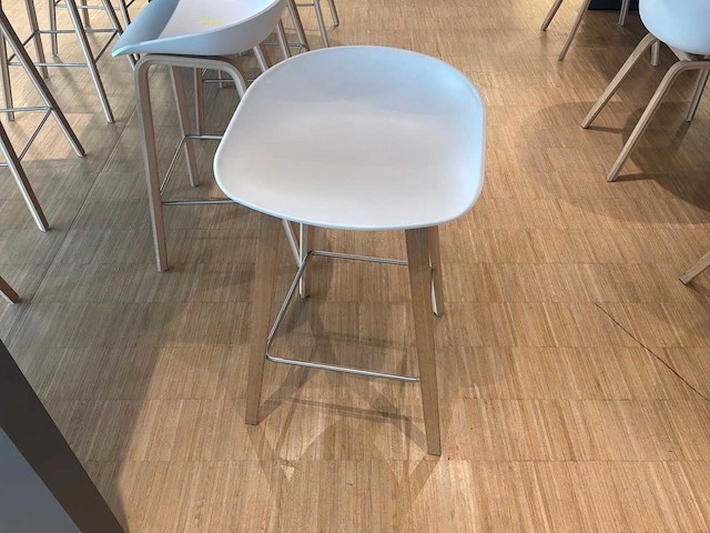 Hoge tafel met designbarkrukken hay - afbeelding 3 van  3