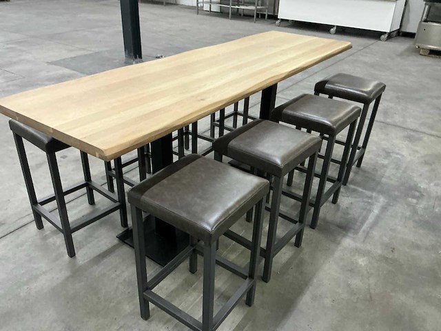 Hoge tafel met krukken - afbeelding 1 van  6