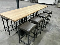 Hoge tafel met krukken