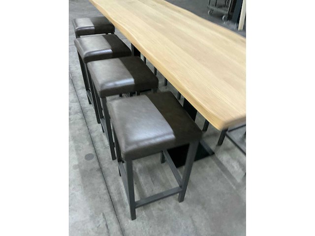 Hoge tafel met krukken - afbeelding 3 van  6