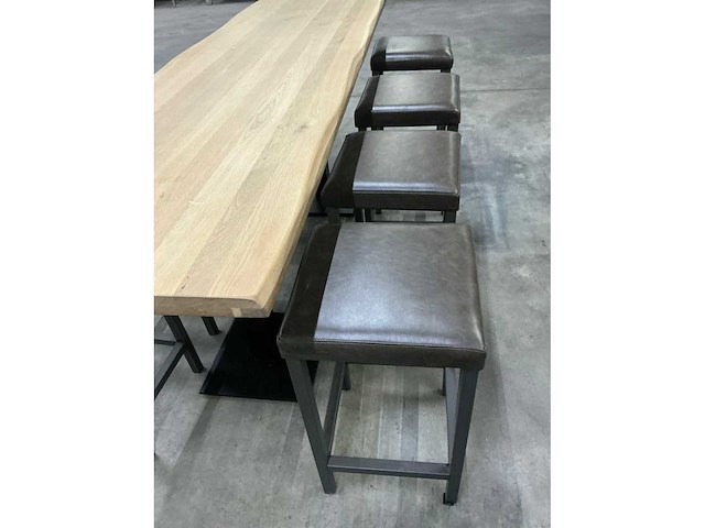 Hoge tafel met krukken - afbeelding 4 van  6