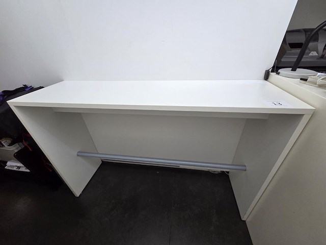 Hoge tafel met voetbar - afbeelding 1 van  4