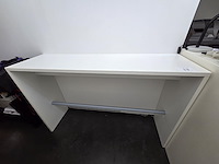 Hoge tafel met voetbar