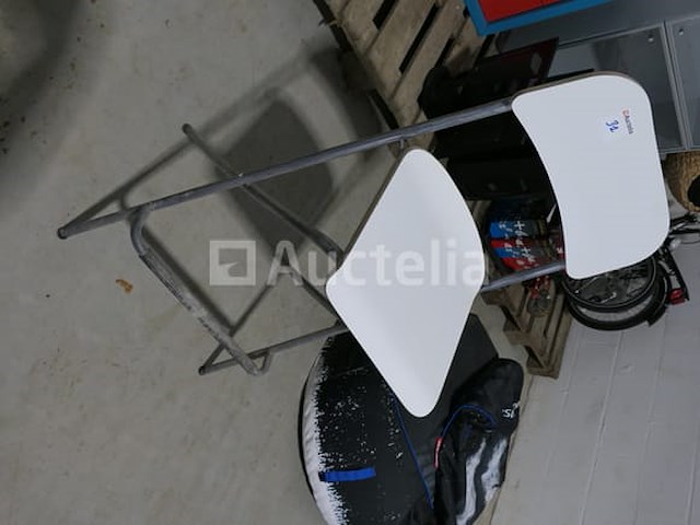 Hoge tafel, stoelen, blok met twee laden - afbeelding 1 van  7