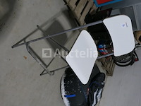 Hoge tafel, stoelen, blok met twee laden - afbeelding 1 van  7