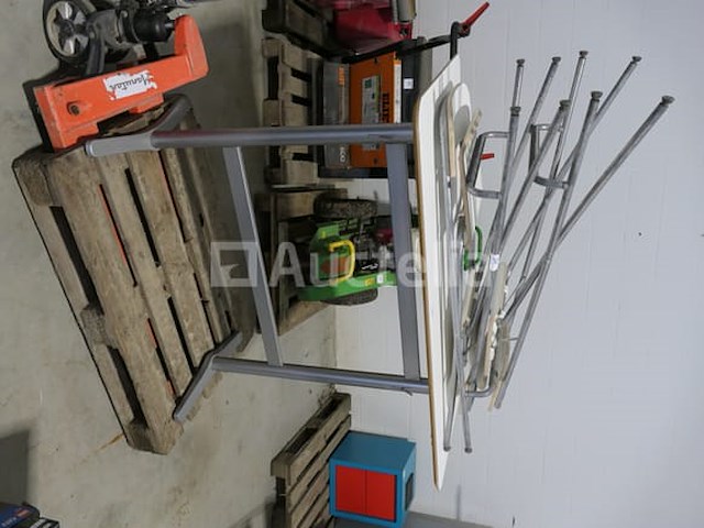 Hoge tafel, stoelen, blok met twee laden - afbeelding 2 van  7