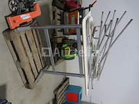 Hoge tafel, stoelen, blok met twee laden - afbeelding 2 van  7