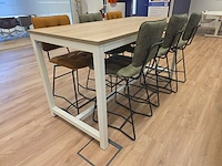 Hoge vergadertafel met 6 design barkrukken h&h