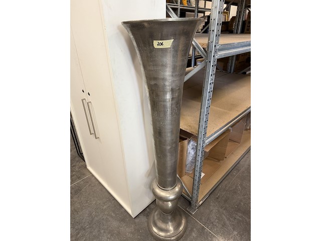 Hoge zilverkleurige vaas - afbeelding 1 van  3