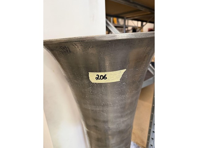 Hoge zilverkleurige vaas - afbeelding 2 van  3