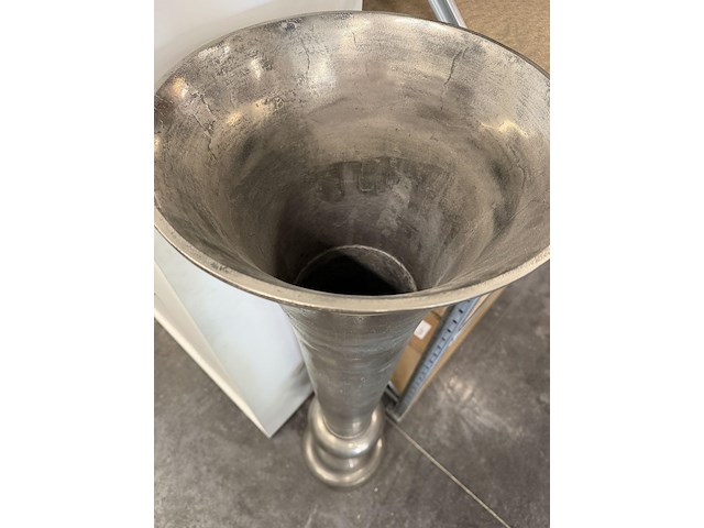 Hoge zilverkleurige vaas - afbeelding 3 van  3