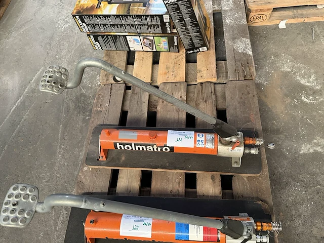 Holmatro hydraulische voetpomp - afbeelding 1 van  4