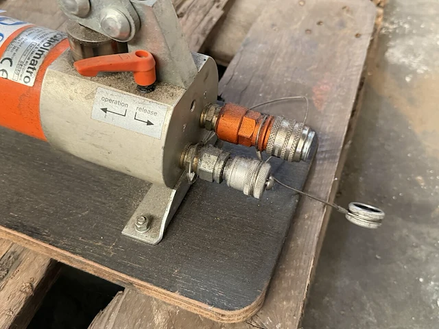 Holmatro hydraulische voetpomp - afbeelding 2 van  4