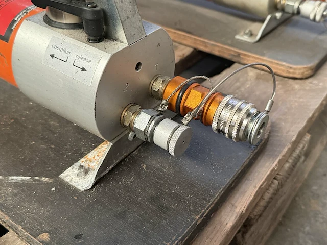 Holmatro hydraulische voetpomp - afbeelding 2 van  6