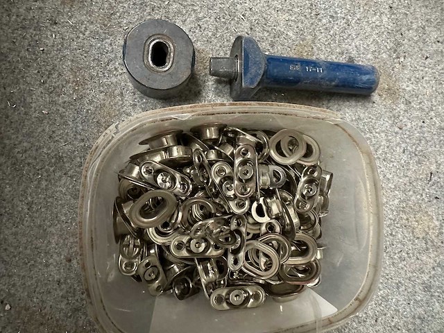 Holpijp met aambeeld - various contractor materials - afbeelding 1 van  2