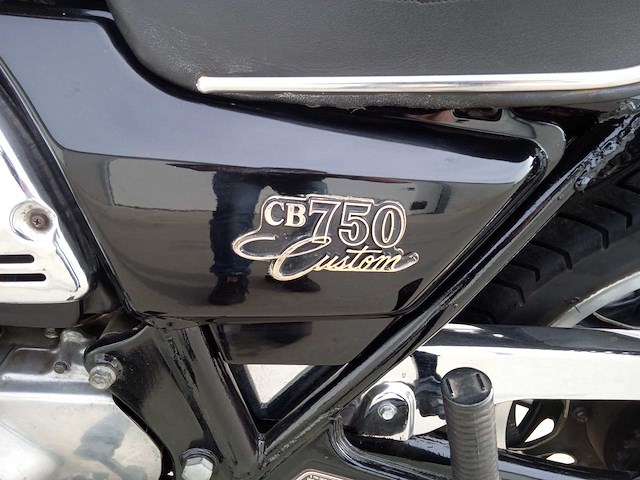 Honda - cb 750 custom - motorfiets - afbeelding 8 van  9