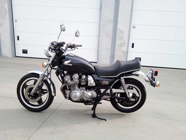Honda - cb 750 custom - motorfiets - afbeelding 1 van  3