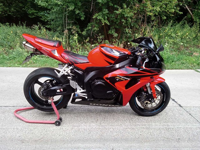 Honda - cbr 1000 rr - motorfiets - afbeelding 1 van  9