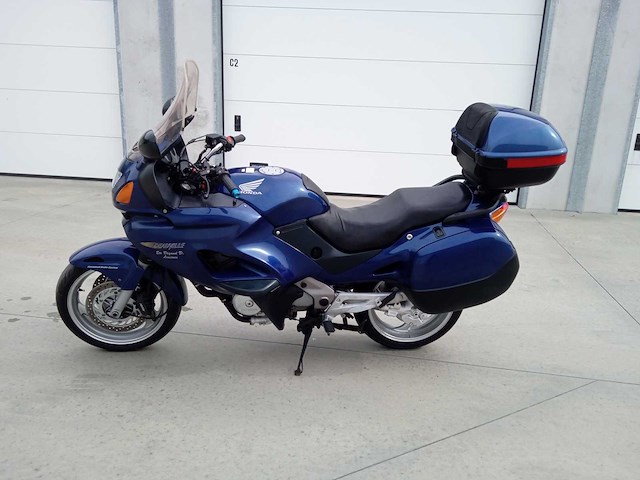 Honda - dauville nt 650 - motorfiets - afbeelding 1 van  9