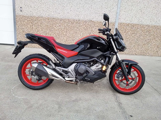 Honda - nc 750 sd - motorfiets - afbeelding 1 van  8