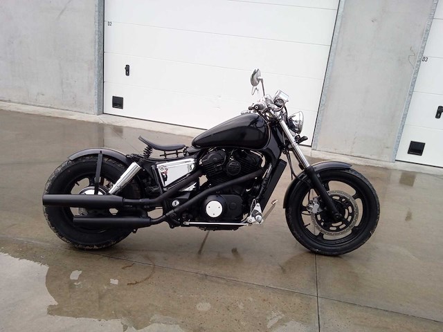 Honda - vt 1100 bobber - motorfiets - afbeelding 1 van  4