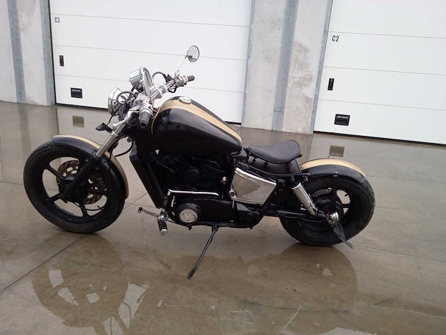 Honda - vt 1100 bobber - motorfiets - afbeelding 3 van  4