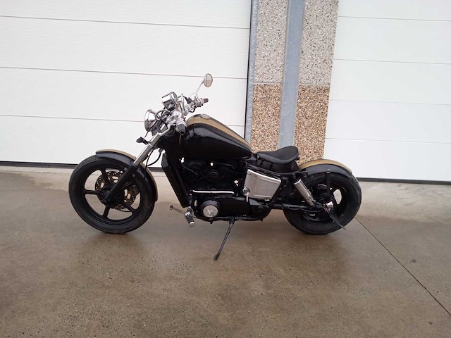 Honda - vt 1100 bobber - motorfiets - afbeelding 2 van  8