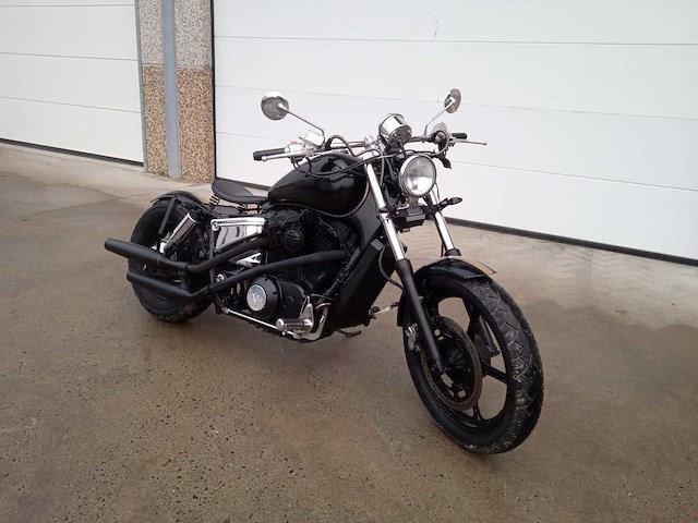 Honda - vt 1100 bobber - motorfiets - afbeelding 4 van  8