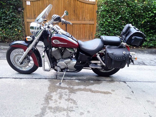 Honda - vt 750 - motorfiets - afbeelding 1 van  5