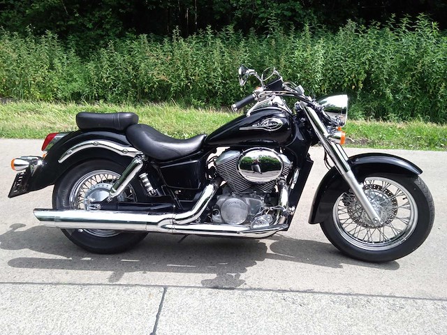 Honda - vt 750 shadow - motorfiets - afbeelding 1 van  3