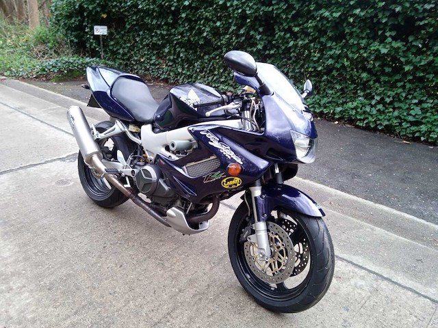 Honda - vtr 1000 - motorfiets - afbeelding 6 van  12