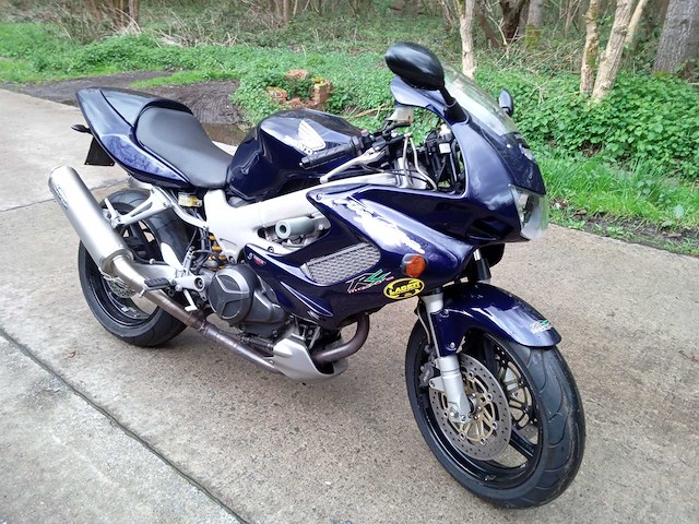 Honda - vtr 1000 - motorfiets - afbeelding 9 van  12