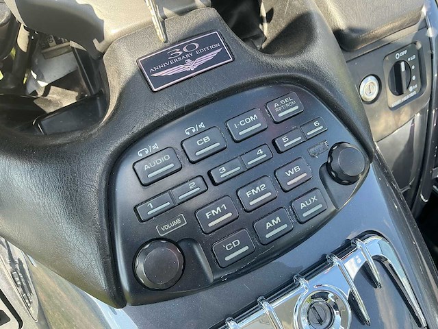 Honda goldwing gl1800 30th anniversary edition + zijspan / sidecar - afbeelding 8 van  25