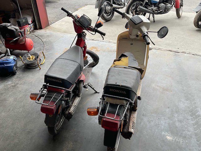Honda scoopy motorfiets voor onderdelen (2x) - afbeelding 2 van  2