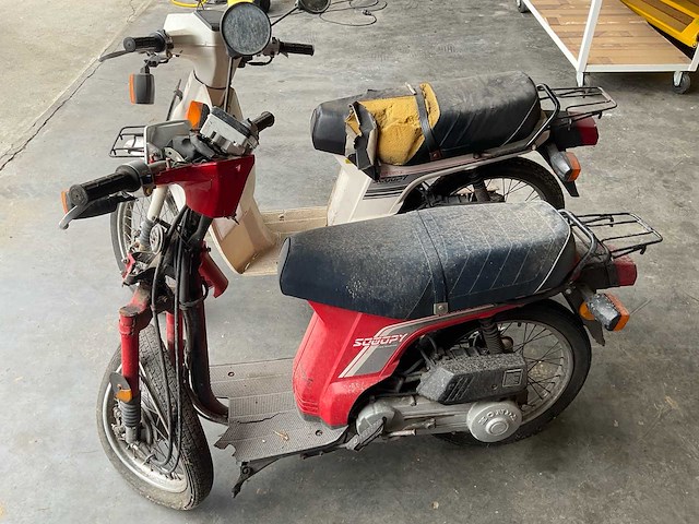 Honda scoopy motorfiets voor onderdelen (2x) - afbeelding 2 van  3