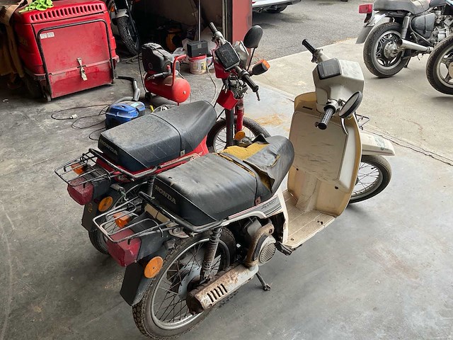 Honda scoopy motorfiets voor onderdelen (2x) - afbeelding 3 van  3