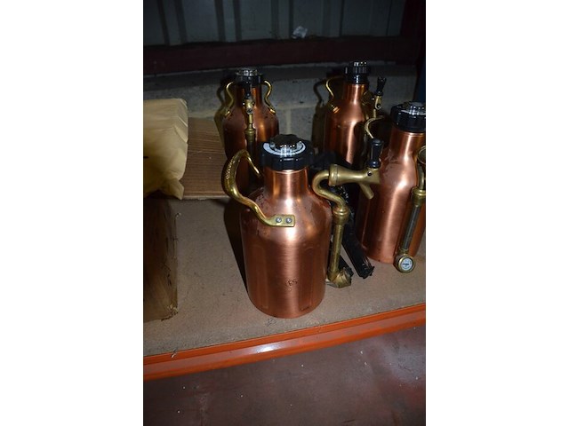 Hondenbench, 4 mini biertappen growler werks, 16 t-shirts corona maat s, 9 zwembanden - afbeelding 2 van  13