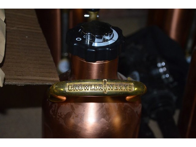 Hondenbench, 4 mini biertappen growler werks, 16 t-shirts corona maat s, 9 zwembanden - afbeelding 3 van  13