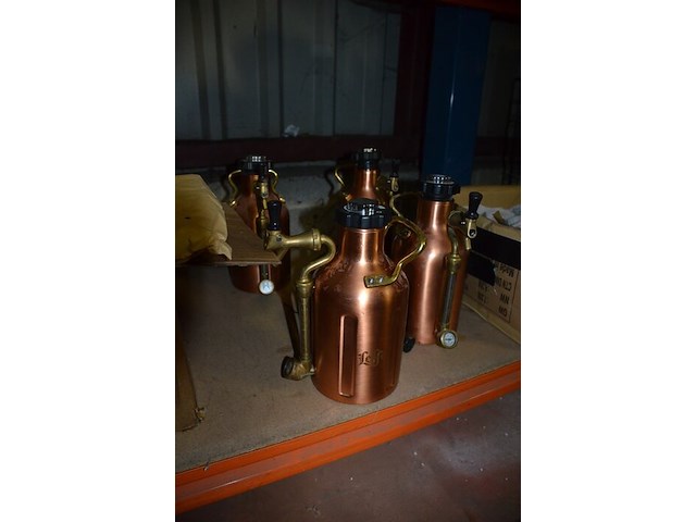 Hondenbench, 4 mini biertappen growler werks, 16 t-shirts corona maat s, 9 zwembanden - afbeelding 4 van  13