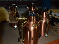 Hondenbench, 4 mini biertappen growler werks, 16 t-shirts corona maat s, 9 zwembanden - afbeelding 4 van  13