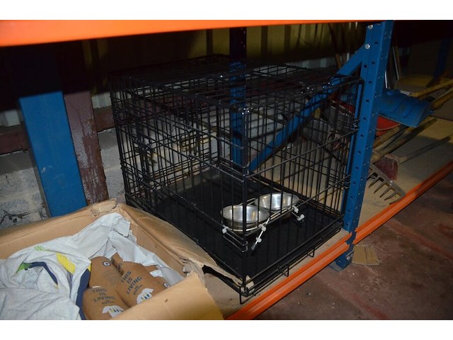 Hondenbench, 4 mini biertappen growler werks, 16 t-shirts corona maat s, 9 zwembanden - afbeelding 8 van  13