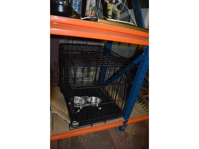 Hondenbench, 4 mini biertappen growler werks, 16 t-shirts corona maat s, 9 zwembanden - afbeelding 9 van  13