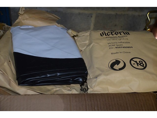 Hondenbench, 4 mini biertappen growler werks, 16 t-shirts corona maat s, 9 zwembanden - afbeelding 12 van  13