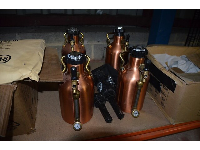 Hondenbench, 4 mini biertappen growler werks, 16 t-shirts corona maat s, 9 zwembanden - afbeelding 13 van  13