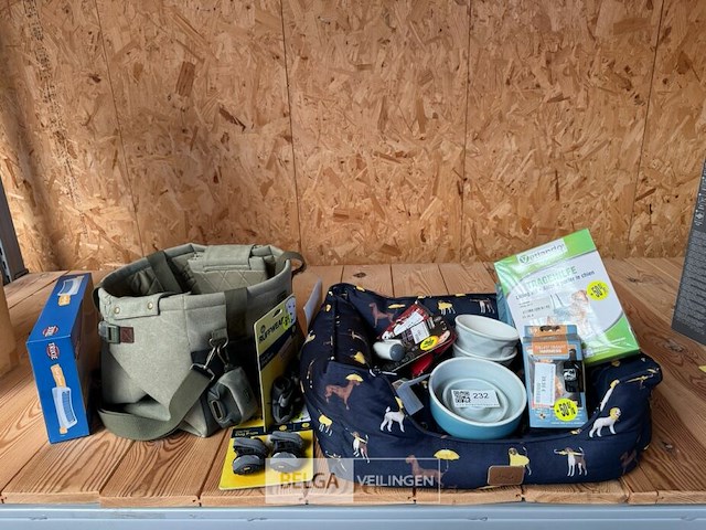 Hondenkussen gevuld met diverse accessoires - afbeelding 1 van  4